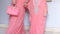 Tak jauh beda dengan sang adik, Krisdayanti juga kerap memposting gayanya bersama tas-tas mewah. Di foto ini, Krisdayanti menenteng Hermes Birkin 25 Pink Azalea GHW yang dibanderol US$ 22.800 atau sekitar Rp 313 juta. Foto: Instagram Krisdayanti