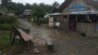Perkampungan Kuala Seumayam di Kecamatan Darul Makmur, Nagan Raya, Aceh. 300 Warga di sana tinggal di atas lahan seluas 1,5 hektare. Tidak ada infratruktur pendukung dan tanah untuk pemakaman. Desa yang terletak di tengah Hak Guna Usaha (HGU) PT Kallista Alam ini dihuni 80 Kepala Keluarga (KK). Letak rumah warga saling berdekatan.