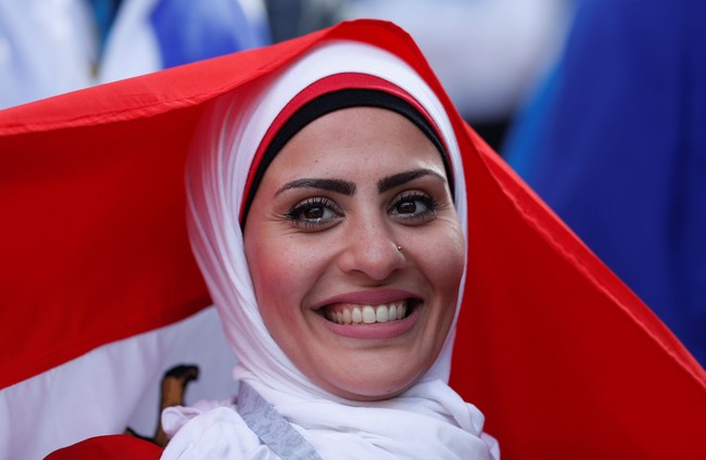 Supporter lain dari Mesir hadir dengan hijab bernuansa putih. Wanita ini memakai shawl panjang berbahan kaos dengan ciput bernuansa merah dan hitam sesuai bendera mereka. Foto: Reuters