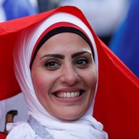 Supporter lain dari Mesir hadir dengan hijab bernuansa putih. Wanita ini memakai shawl panjang berbahan kaos dengan ciput bernuansa merah dan hitam sesuai bendera mereka. Foto: Reuters