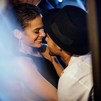 Beginilah jadinya ketika dua insan jatuh cinta. Keduanya saling menatap penuh cinta. (Foto: Instagram)