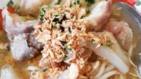  @todybudiandita memarkan soto mie Karapitan, Bandung ini. Lihat irisan kikil dan dagingnya menggiurkan ya. Apalagi ditaburi bawang goreng. Sedap!Foto: Instagram @todybudiandita