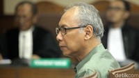 Bimanesh menjalani sidang tuntutan di Pengadilan Tipikor, Jakarta.