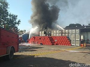PMK Kesulitan Padamkan Api di Gudang Bahan Kimia yang Terbakar