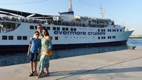 Foto bersama dengan latar kapal pesiar (maudykoesnaedi/Instagram)
