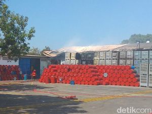 Api Padam, Warga Dilarang Dekati Area Gudang Bahan Kimia yang Terbakar