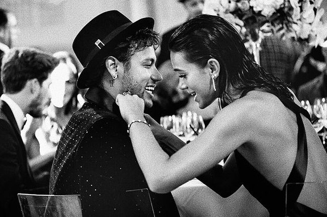 Pacar yang setia pasti peduli pada kekasihnya, hingga hal terkecil sekalipun. Seperti Bruna Marquezine yang membenarkan pakaian Neymar di pesta ultahnya. Wife material banget! (Foto: Instagram)