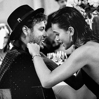 Pacar yang setia pasti peduli pada kekasihnya, hingga hal terkecil sekalipun. Seperti Bruna Marquezine yang membenarkan pakaian Neymar di pesta ultahnya. Wife material banget! (Foto: Instagram)