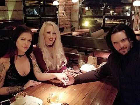 Terobsesi Jadi Vampir, Pasangan Ini Rutin Minum Darah Manusia