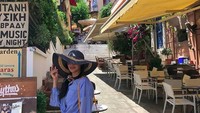 Aktris pemeran Zaenab dalam sinetron legendaris Si Doel Anak Sekolahan ini sempat berjalan kaki santai di Kota Athena (maudykoesnaedi/Instagram)
