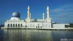 Foto: Masjid Terapung di Malaysia yang Ternoda