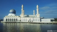 Ada baiknya, traveler lebih sopan dan menjaga prilaku saat ke masjid. Jangan sampai kejadian seperti di Masjid Bandaraya kembali terulang (Afif Farhan/detikTravel)