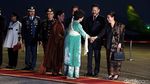 Jokowi Sambut Kedatangan Mahathir di Bandara Halim