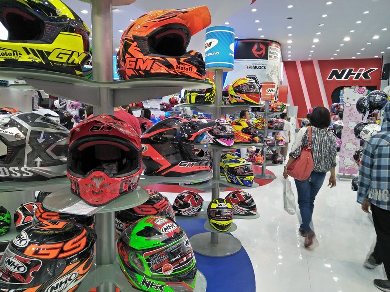Lelang helm di PRJ. Foto: Ruly Kurniawan Lelang helm di PRJ. Foto: Ruly Kurniawan
