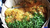 Ini namanya miehun dan capcay yang dikombinasikan jadi makanan enak disantap pagi hari. Kalau ingin beli tempatnya ada di depan pasar smaping kiri pintu masuk bagian selatan. Harganya hanya 5 ribu rupiah saja. Foto: Instagram @foodjogja