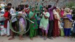 Potret Warga India Antre Air Bersih