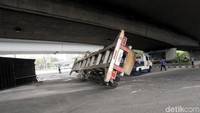 Akibat kecelakaan tersebut lalu lintas di sekitar Jalan Tomang menjadi tersendat. Namun setelah adanya penanganan dari pihak kepolisian arus lalu lintas mulai terpantau lancar.