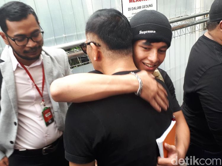Lihat Kembali Dukungan Jefri Nichol saat Tio Pakusadewo Sidang Narkoba