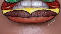 Agak rumit memang membuatnya, riasan bibir ini membentuk burger. Ada roti, daging, keju, tomat hingga selada. Sayang ya kalau terhapus karena makanan. Foto: Istimewa