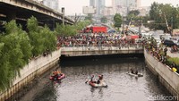 Petugas juga mulai menyisir area kali grogol menggunakan 3 perahu karet.
