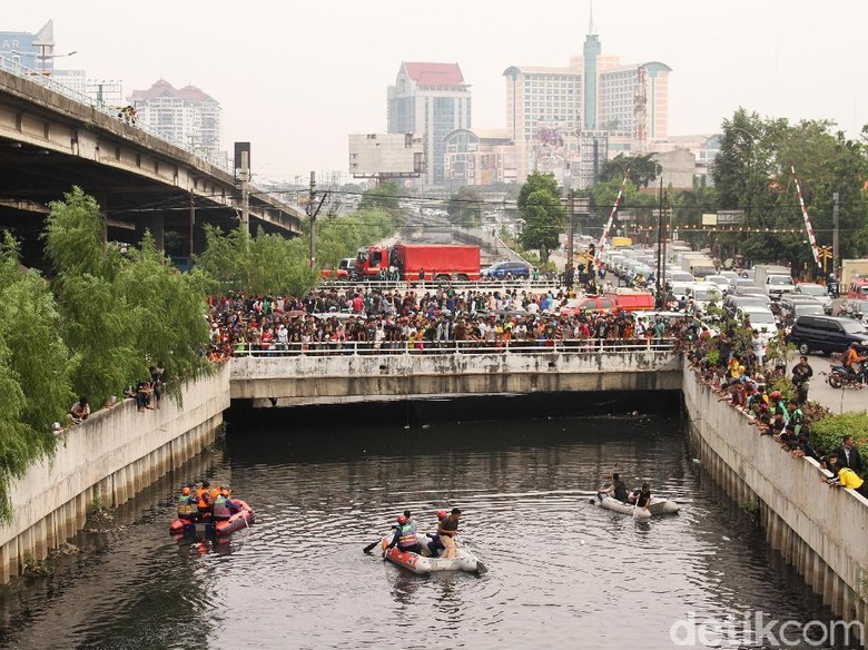 Setelah 36 Jam Kemunculan Buaya di Tengah Kota Jakarta Setelah 36 Jam Kemunculan Buaya di Tengah Kota Jakarta
