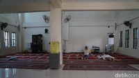 Ukurannya memang tidak terlalu besar seperti masjid di Indonesia. Tidak ada kubah sebagai penanda masjid (Syanti/detikTravel)  