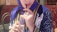 Kalau tampilannya begini, sekilas terlihat mirip Syahrini ya. Setuju nggak? Kali ini ia hanya minum air putih tapi gayanya stylist banget.