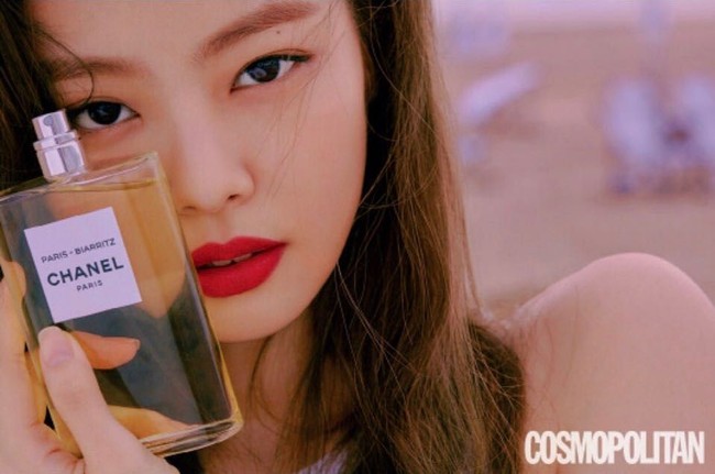 Jennie sendiri adalah salah satu muse Chanel. Wanita yang pernah tinggal di Selandia Baru itu pernah melakukan pemotretan dengan Chanel hingga datang ke acara perilisan parfumnya. Foto: Instagram @jennierubyjane