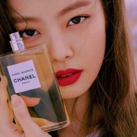 Jennie sendiri adalah salah satu muse Chanel. Wanita yang pernah tinggal di Selandia Baru itu pernah melakukan pemotretan dengan Chanel hingga datang ke acara perilisan parfumnya. Foto: Instagram @jennierubyjane