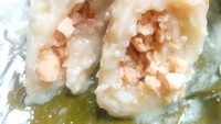 Ini namanya Mentho. Sajian makanan camilan ini dibuat dari adonan tepung yang disiram santan dengan isian daging. Rasanya gurih enak dengan bungkus daun pisang yang dikukus hingga matang. Penasaran nggak sih sama rasanya? Foto: Instagram @memethmeong