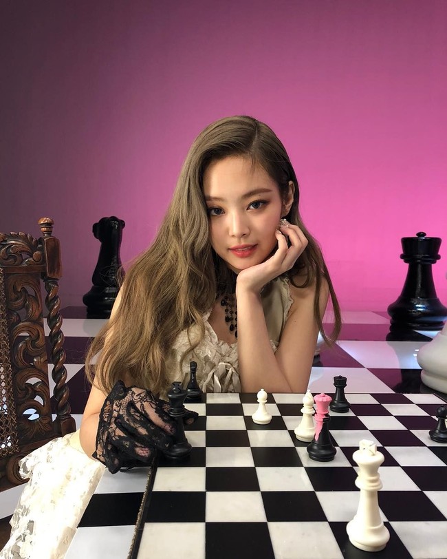 Jennie menjadi personel BLACKPINK ketiga yang terpilih di nomor lima. Penyanyi dan rapper ini dijuluki sebagai Human Chanel karena kerap tampil dengan busana serba Chanel, brand fashion asal Prancis. Foto: Instagram @jennierubyjane