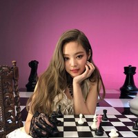 Jennie menjadi personel BLACKPINK ketiga yang terpilih di nomor lima. Penyanyi dan rapper ini dijuluki sebagai Human Chanel karena kerap tampil dengan busana serba Chanel, brand fashion asal Prancis. Foto: Instagram @jennierubyjane