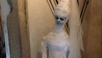 Saat tur, traveler akan dibawa ke ruang ksatria, galeri lukisan, ruang senjata dan koleksi artefak ilmiah dan arkeologi. Kamu berani ikut tur uji nyali? (elenababich1003/Instagram)