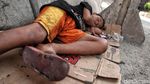 Momen Anak Jalanan Tidur Beralas Kardus di Ibu Kota