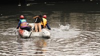 Pencarian buaya ini sudah dilakukan sejak kemarin.