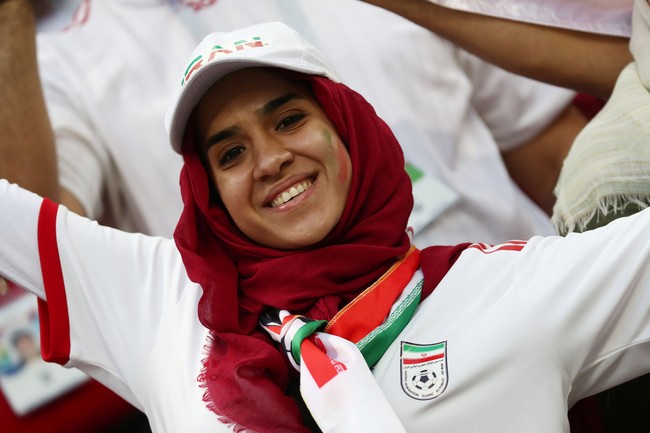 Di pertandingan lainnya, supporter berhijab dari Iran ini kembali memakai topi putih dipadukan denan pashmina berbahan viscose. Tiga warna wajib, yaitu hijau, putih dan merah tetap jadi kostum utama. Supporter Iran berhijab ini tampil memakai jersey yang dipadukan dengan kaos panjang. Ia memakai pashmina berbahan viscose dan memadukannya dengan topi. Foto: Reuters