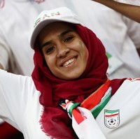 Di pertandingan lainnya, supporter berhijab dari Iran ini kembali memakai topi putih dipadukan denan pashmina berbahan viscose. Tiga warna wajib, yaitu hijau, putih dan merah tetap jadi kostum utama. Supporter Iran berhijab ini tampil memakai jersey yang dipadukan dengan kaos panjang. Ia memakai pashmina berbahan viscose dan memadukannya dengan topi. Foto: Reuters