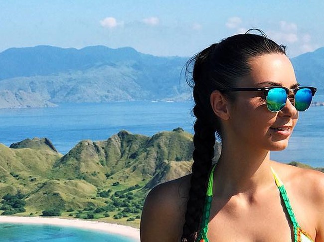 Suka traveling, Helga Lovekaty ternyata pernah mengunjungi Indonesia juga baru-baru ini. Ia menyambangi Bali, Lombok, lalu Pulau Komodo. (Foto: Instagram/@helga_model)