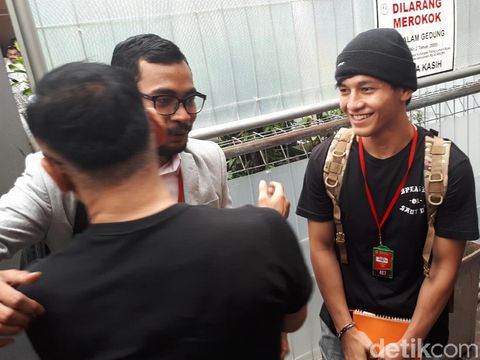 Melihat Momen Tio Pakusadewo Dipeluk Jefri Nichol