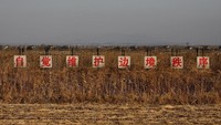 Di luar kota Dandong, Korea Utara berbatasan langsung dengan China. Batas ini ditandai dengan plakat bertuliskan Inisiatif untuk menjaga ketertiban di sepanjang perbatasan. (Damir Sagolj/Reuters)