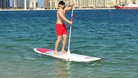 Neuer juga bisa main paddle board. Sepertinya, ini saat dia liburan ke Dubai (manuelneuer/Instagram)