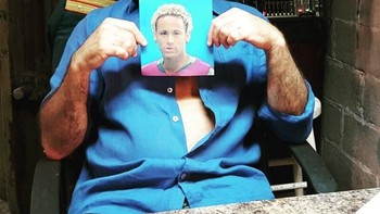 Bahkan, Eric Cantona pun tidak mau ketinggalan untuk meniru gaya rambut Neymar menggunakan mie. Foto: Istimewa