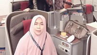 Pemandangan ini diperlihatkan saat Tiara Dewi dan keluarganya melakukan umroh. Ada sang bunda yang habis menikmati segelas jus jeruk. Foto: instagram @tiaradewireal