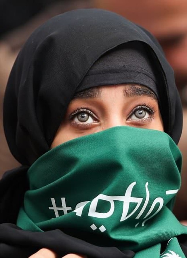 Pertandingan Arab melawan Rusia juga sempat jadi perhatian karena penampilan para supporter yang bertolak belakang. Ketika penonton Rusia tampil memakai pakaian seksi, supporter Arab tampil memakai cadar. Foto: Istimewa