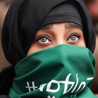 Pertandingan Arab melawan Rusia juga sempat jadi perhatian karena penampilan para supporter yang bertolak belakang. Ketika penonton Rusia tampil memakai pakaian seksi, supporter Arab tampil memakai cadar. Foto: Istimewa