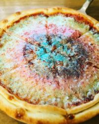 Blink-blink Berkilauan, Pizza Ini Dibuat dengan Taburan Glitter 