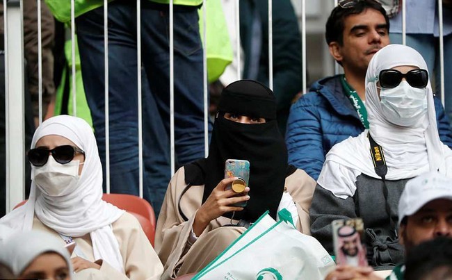 Beberapa hijabers Arab yang tak memakai cadar, hadir memakai masker dan kaca mata untuk menutupi wajah mereka. Warna hijab yang mereka pakai tak jauh-jauh dari hitam dan putih, tak ada yang mencolok Foto: Istimewa