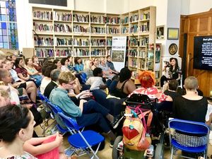 Hana Madness Isi Workshop Melukis di Galeri Bethlam Inggris