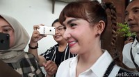 Bahkan Roro masih bisa tersenyum saat ditemui usai sidang. Desi P/detikHOT