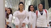 Saat berpose dengan teman-temannya, Krisdayanti terlihat membawa Hermes Birkin Ostrich Parchemin Gold Hardware yang harganya mencapai US$ 37.250 atau setara dengan Rp 497 juta. Foto: Instagram Krisdayanti